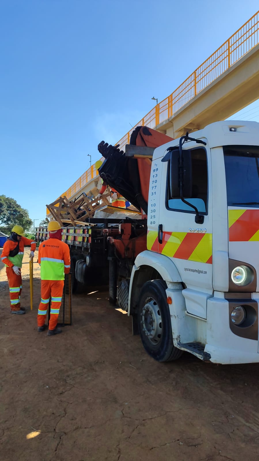 Munck VW 24.250 em obra viária